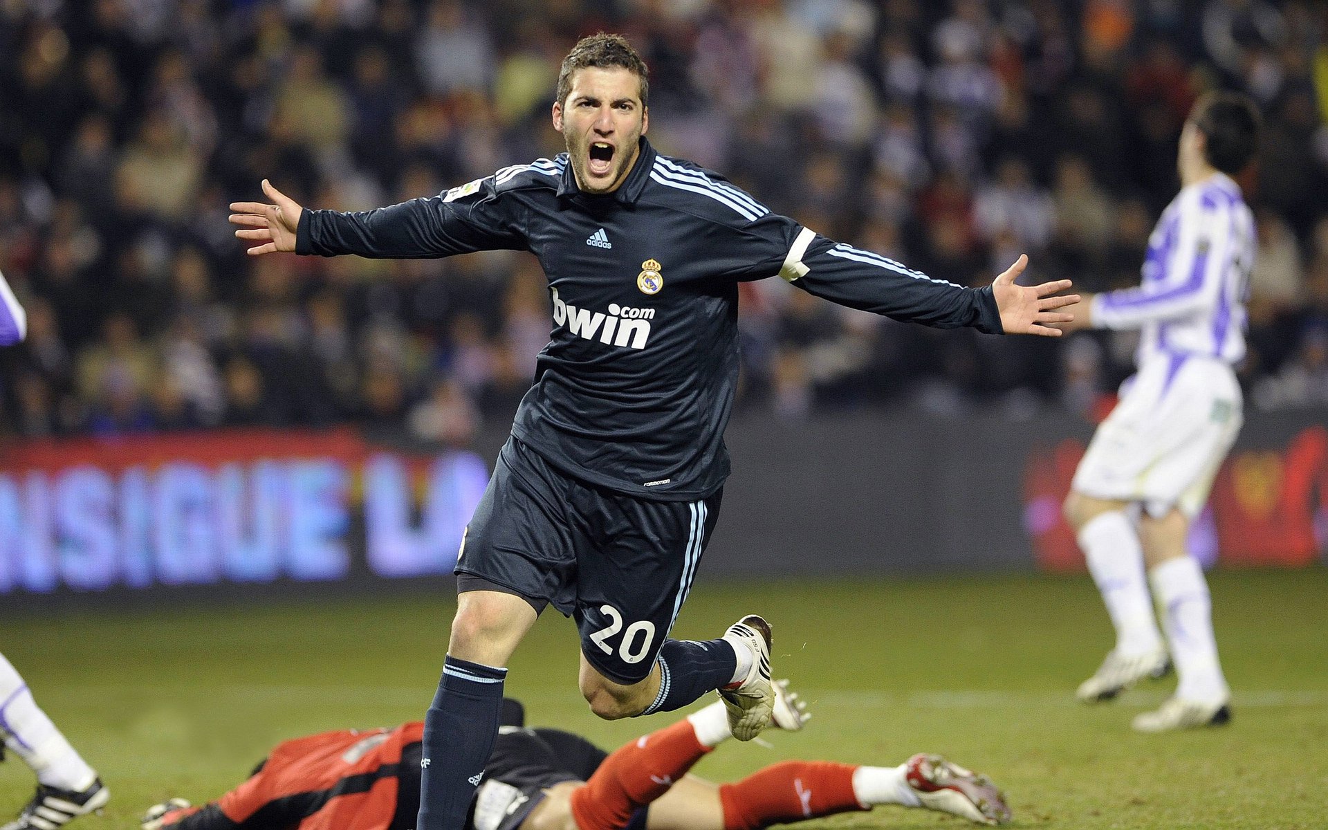 欧冠比赛前瞻成为球迷讨论热点